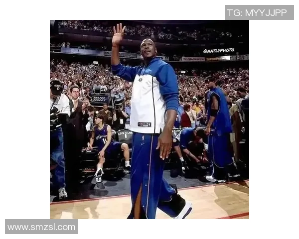 足球明星身穿乔丹球衣展现运动魅力引发球迷热议与时尚潮流交融